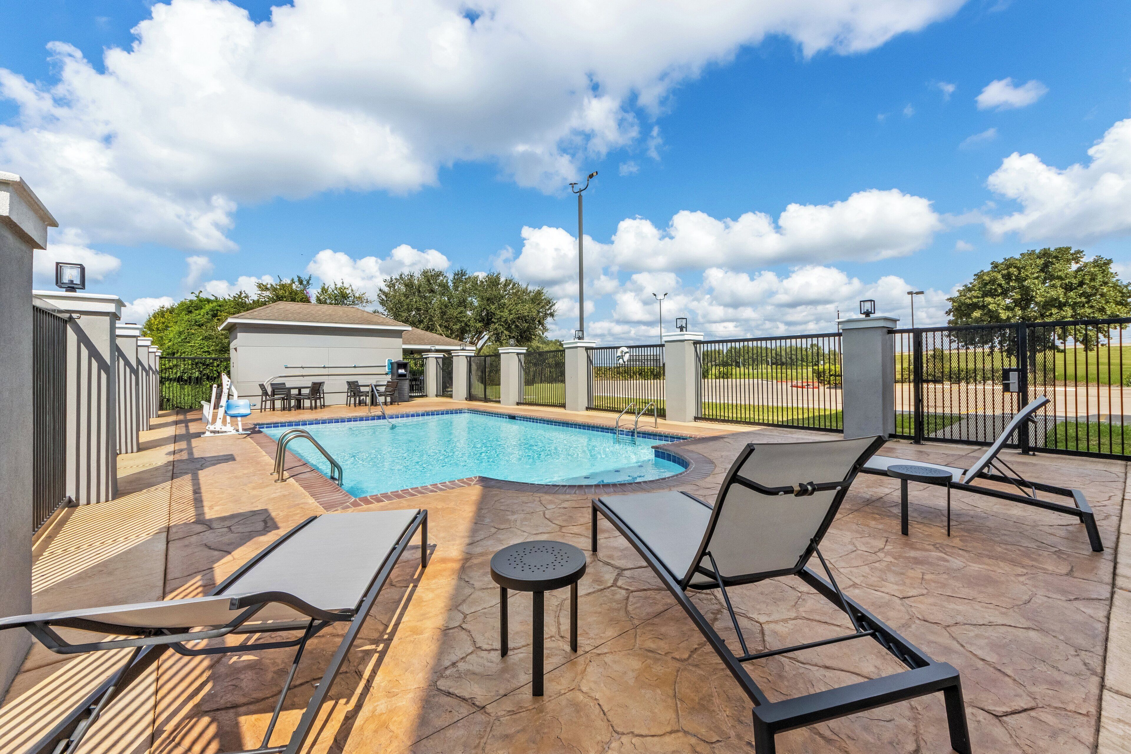 สระว่ายน้ำกลางแจ้ง