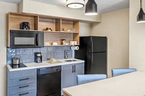 Suíte, 1 quarto | Cozinha americana privada | Geladeira, micro-ondas, cooktop, lava-louças