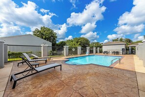 Hồ bơi ngoài trời 