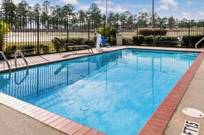 Outdoor pool, pool umbrellas, sun loungers - Quality Inn & Suites Slidell (Slidell)