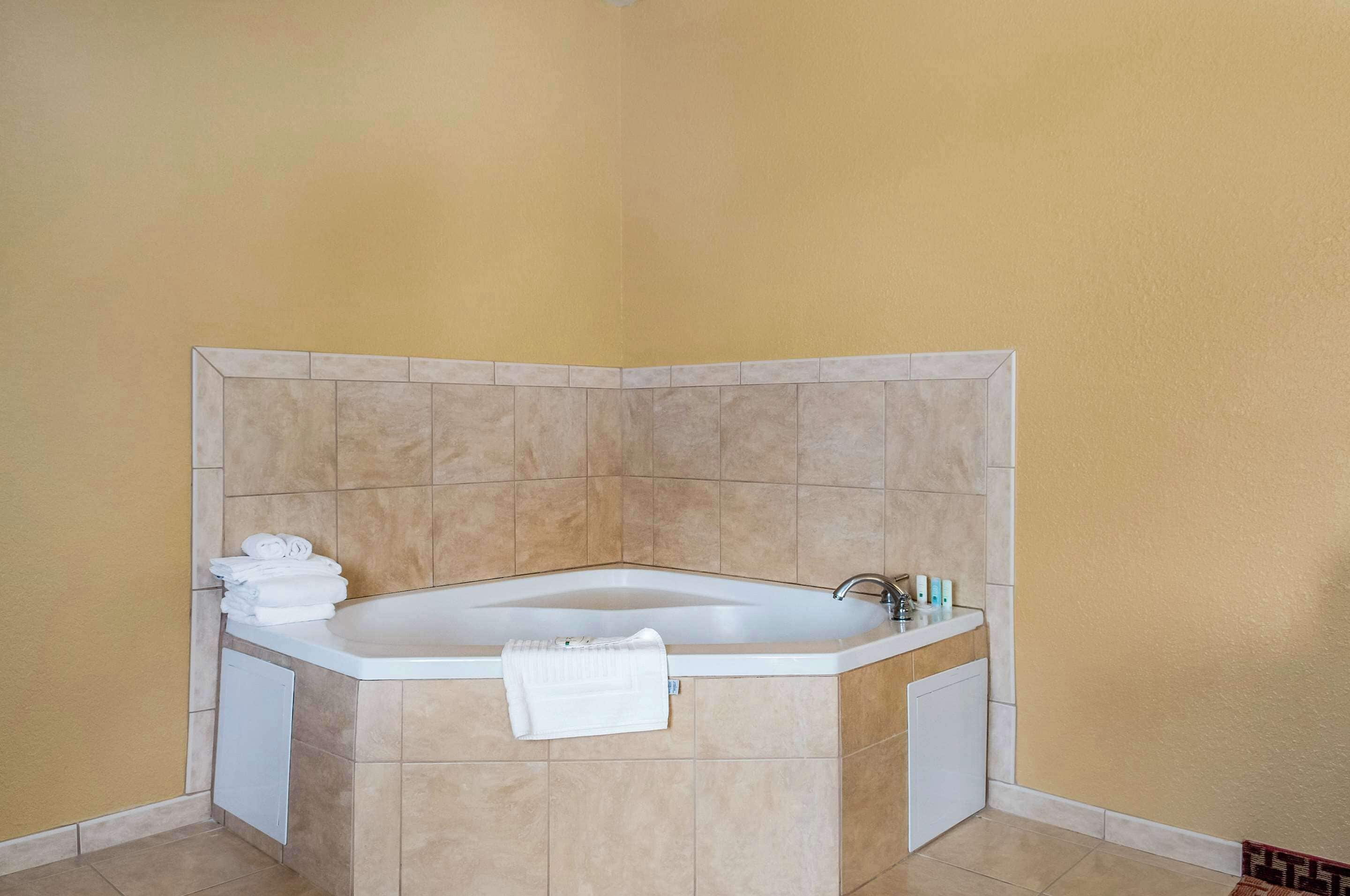 suite, 1 king bed, accessible, non smoking | pillow-top beds, in-room safe, desk, blackout curtains