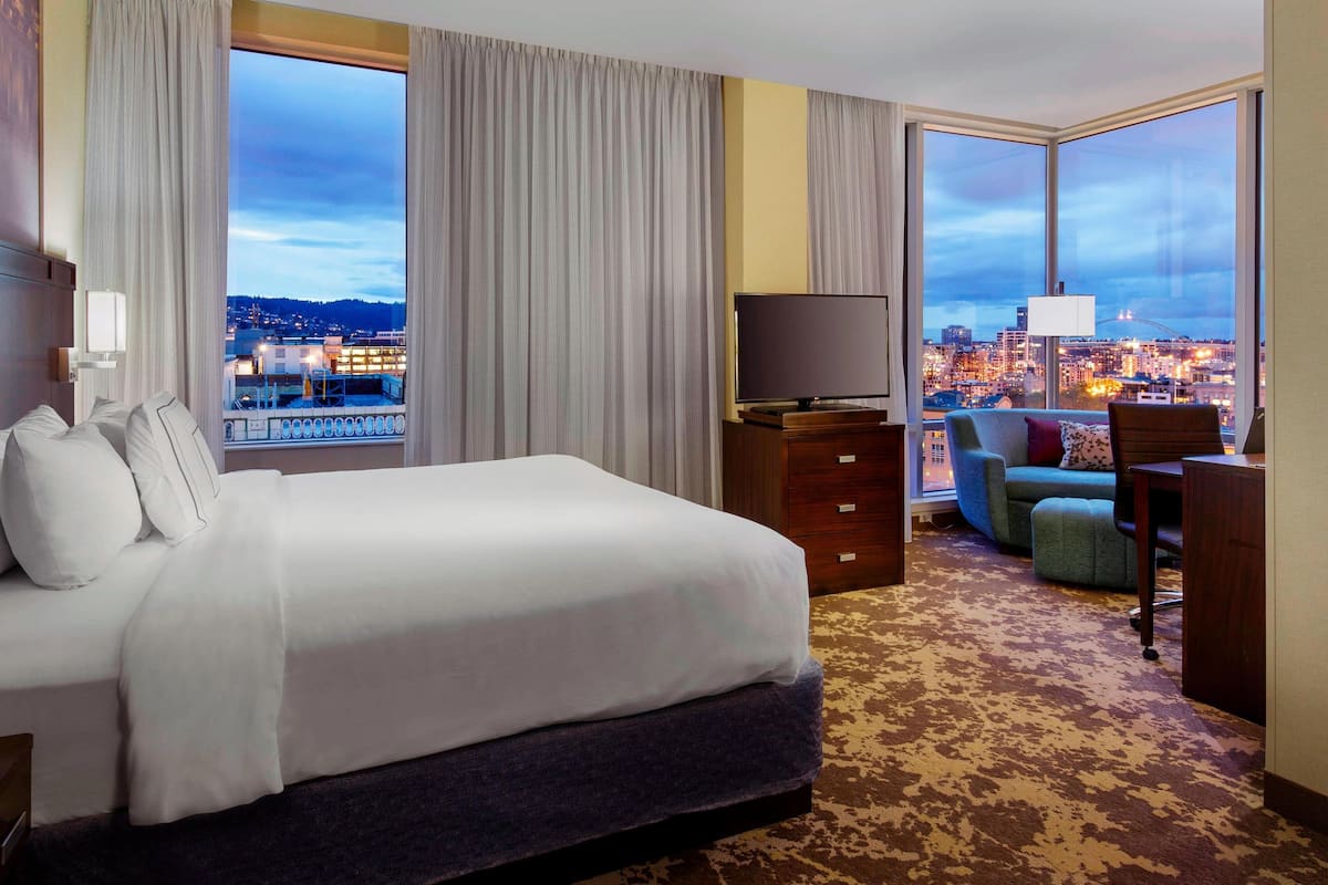 Room, 1 King Bed, Corner | Premium bedding, in-room safe, desk, laptop workspace