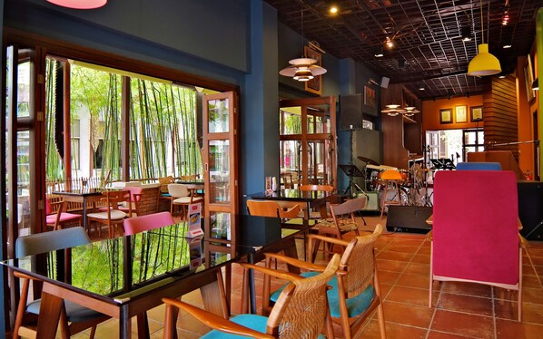 Breakfast, lunch, dinner served; international cuisine 