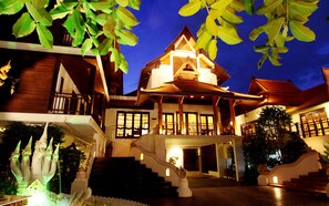 Fachada da propriedade à noite