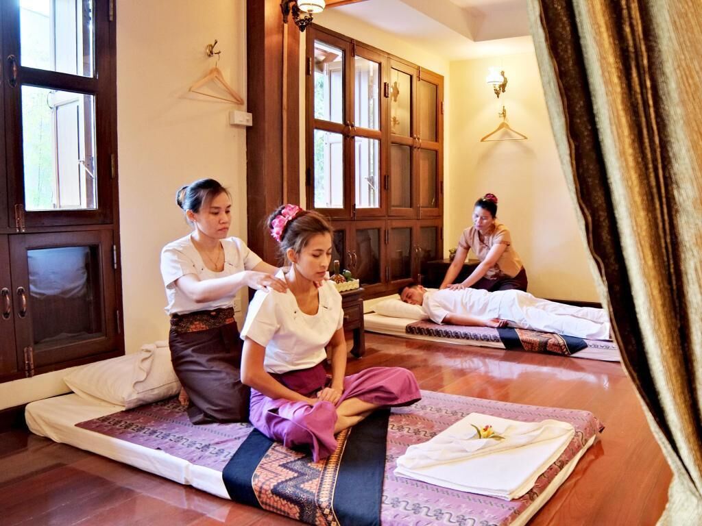 hot tub, steam room, aromatherapy, swedish massages, thai massages