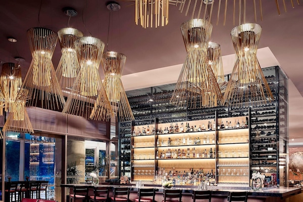 4 restaurants; breakfast, lunch, dinner, and brunch served