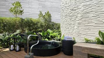 Quarto grand, 2 camas Queen, terraço | 1 quarto, roupas de cama premium, frigobar, cofres nos quartos