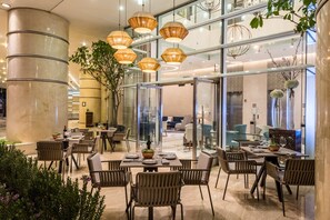 4 restaurantes, se sirven desayunos, comidas y cocina a la parrilla