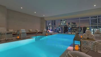 Una piscina cubierta