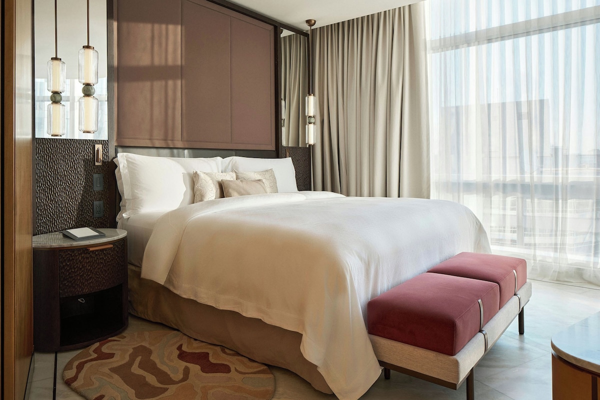 Premium bedding, minibar, in-room safe, desk