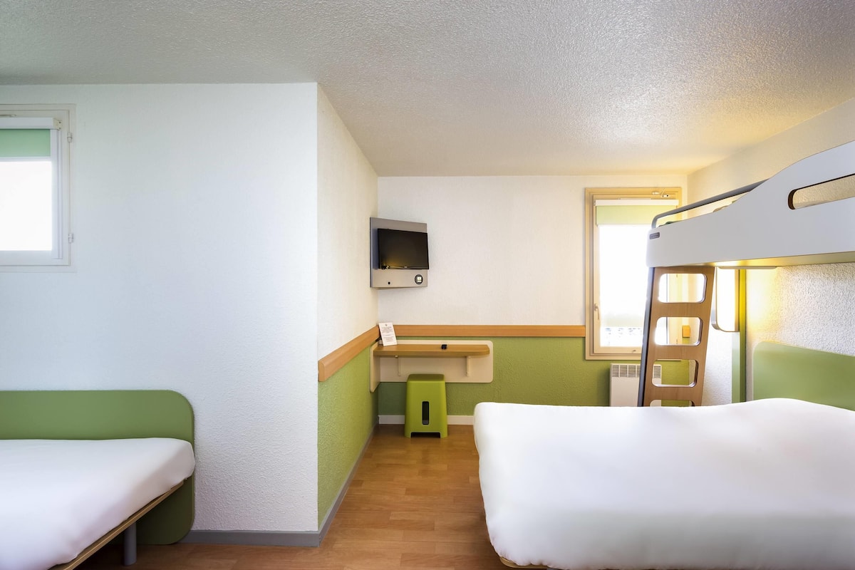 family room, 2 double beds | desk, free wifi, bed sheets