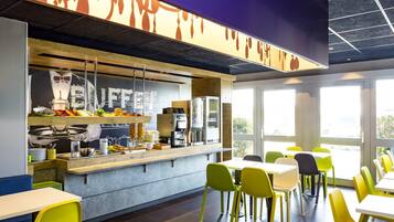 Petit déjeuner buffet (9 EUR par personne)