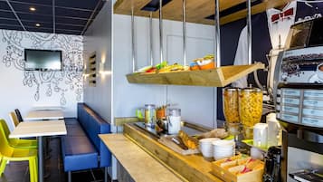Bữa sáng buffet hàng ngày (9 EUR/mỗi người)