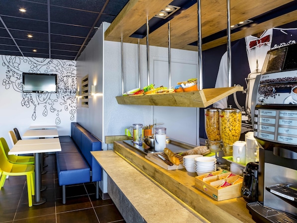 Desayuno buffet (EUR 9 por persona) 