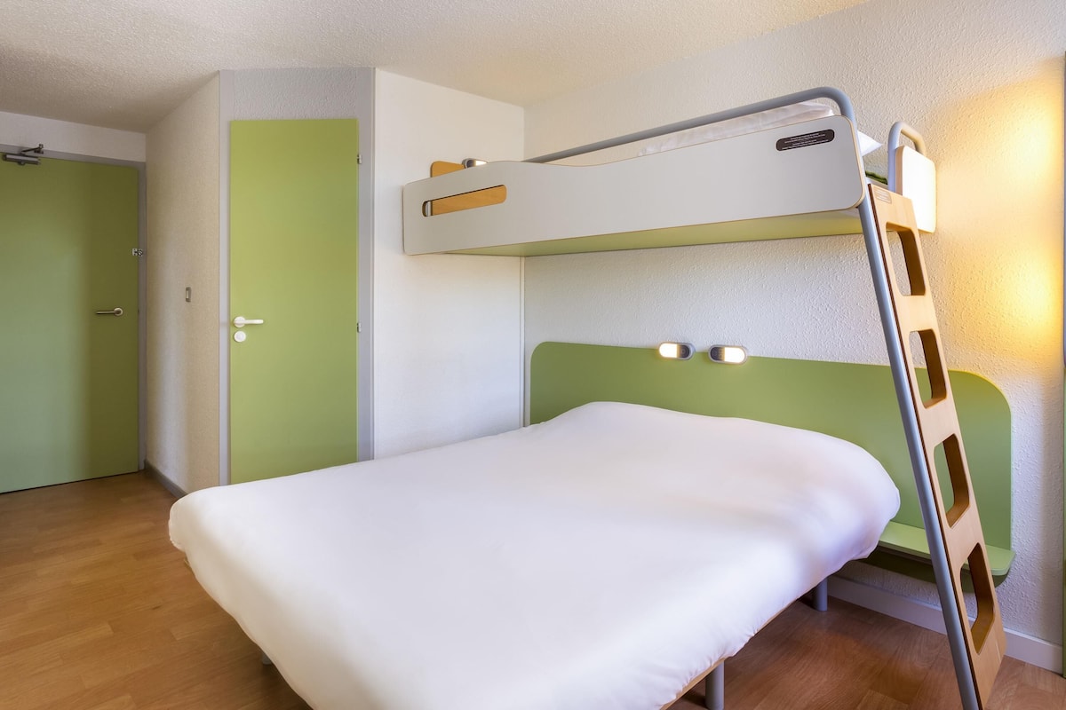 Een bureau, gratis wifi, beddengoed
