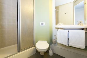 Dreibettzimmer, Mehrere Betten | Badezimmer | Umweltfreundliche Kosmetikartikel, Handtücher