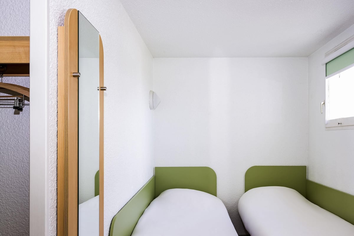 Zimmer, 2 Einzelbetten | Schreibtisch, kostenloses WLAN, Bettwäsche