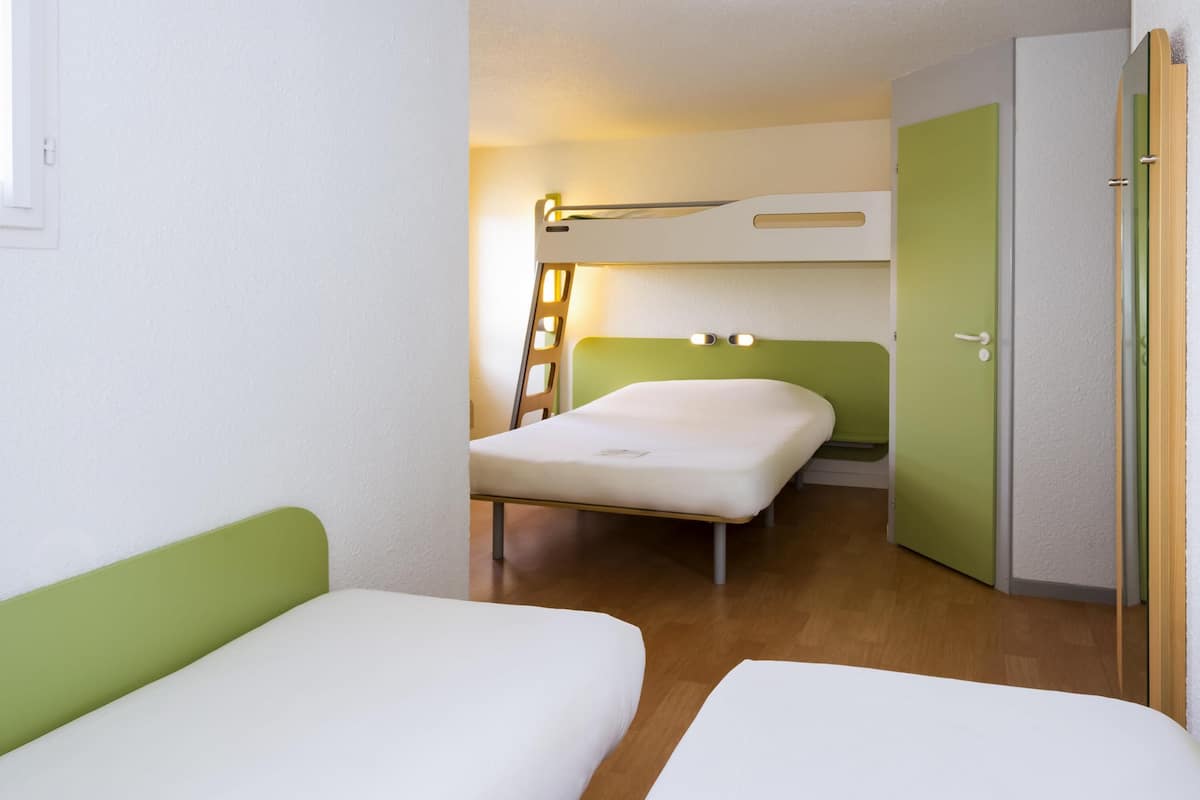 family room, 2 double beds | desk, free wifi, bed sheets
