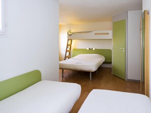 Habitació familiar, 2 llits dobles | Escriptori, wifi gratuïta i roba de llit 