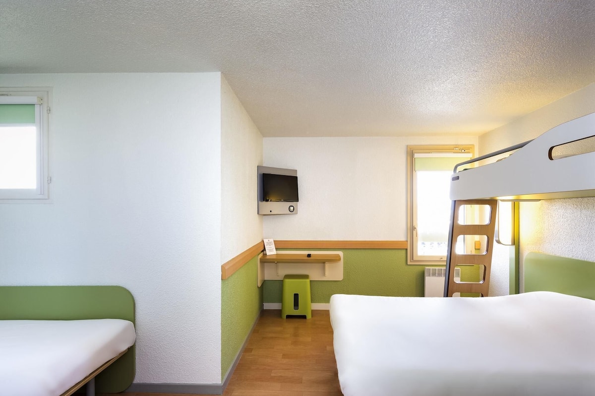 Chambre Familiale, 2 lits doubles | Bureau, Wi-Fi gratuit, draps fournis