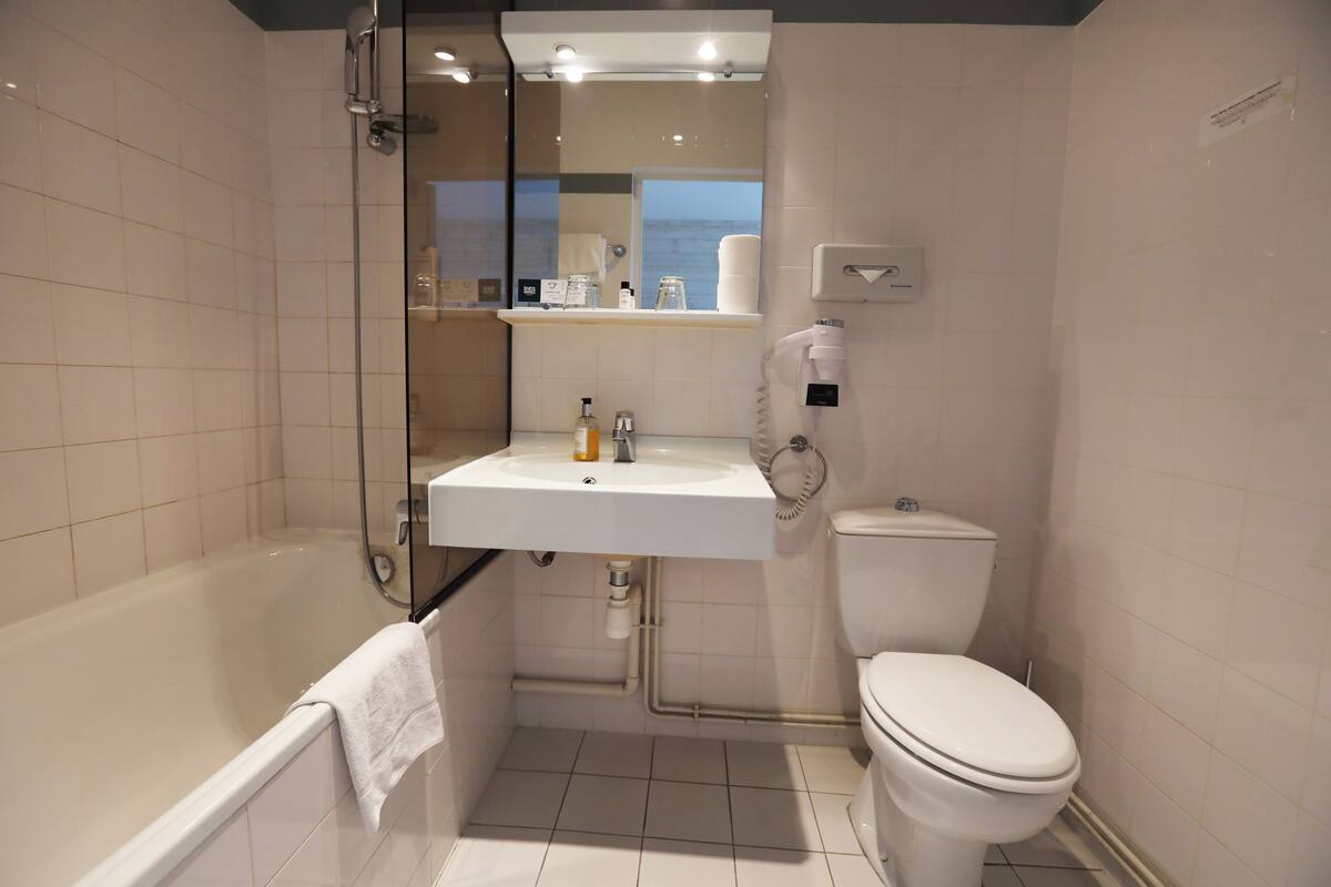 triple room | bathroom | combined shower/bathtub, free toiletries, hair dryer, bathrobes