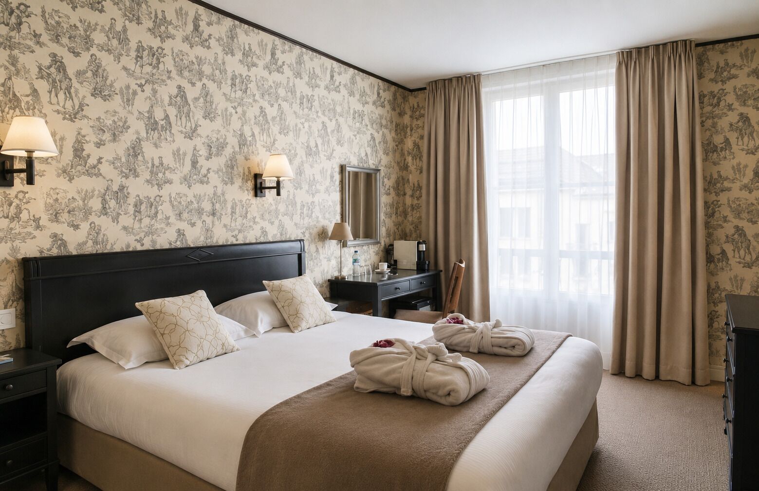 Une chambre d’hôtel avec un grand lit, deux lampes de chevet, une table de chevet, une commode, un miroir et une fenêtre avec des rideaux.