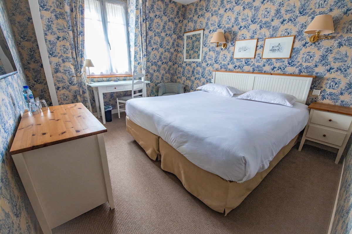 1 bedroom, premium bedding, in-room safe, desk