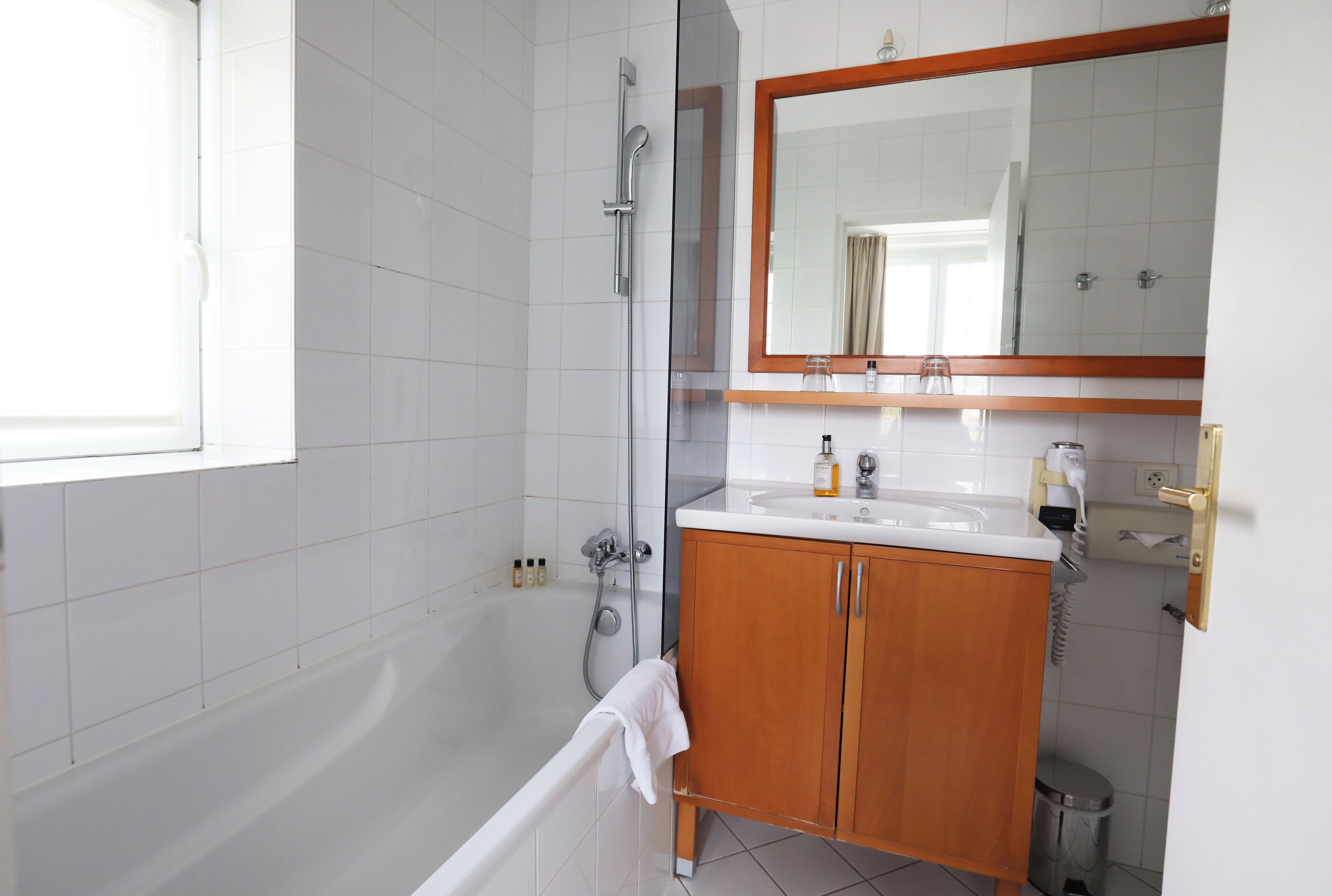 standard room | bathroom | combined shower/bathtub, free toiletries, hair dryer, bathrobes
