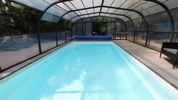 Een binnenzwembad en een seizoensgebonden buitenzwembad