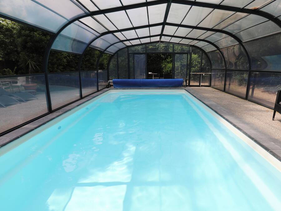 Innenpool, Außenpool (je nach Saison geöffnet), Sonnenschirme