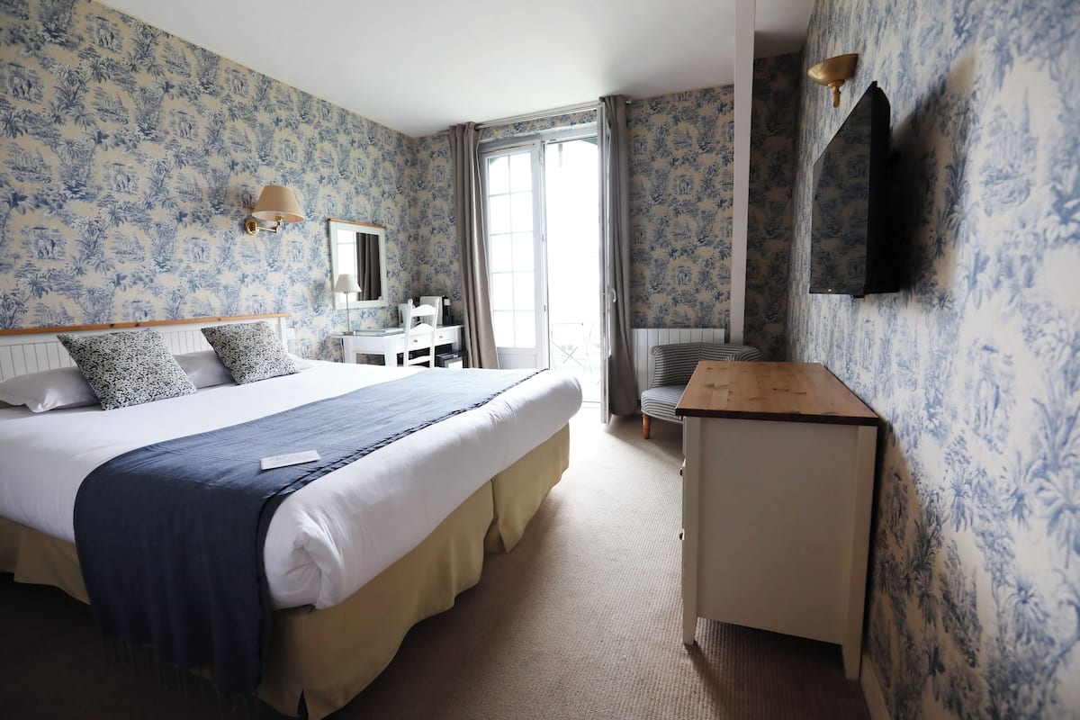 standard room | premium bedding, in-room safe, desk, blackout curtains