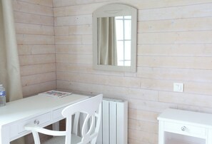 Chambre triple | Literie de qualité, coffre-fort, bureau, rideaux d’obscurcissement