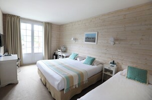 Quarto triplo | Roupas de cama premium, cofres nos quartos, escrivaninha