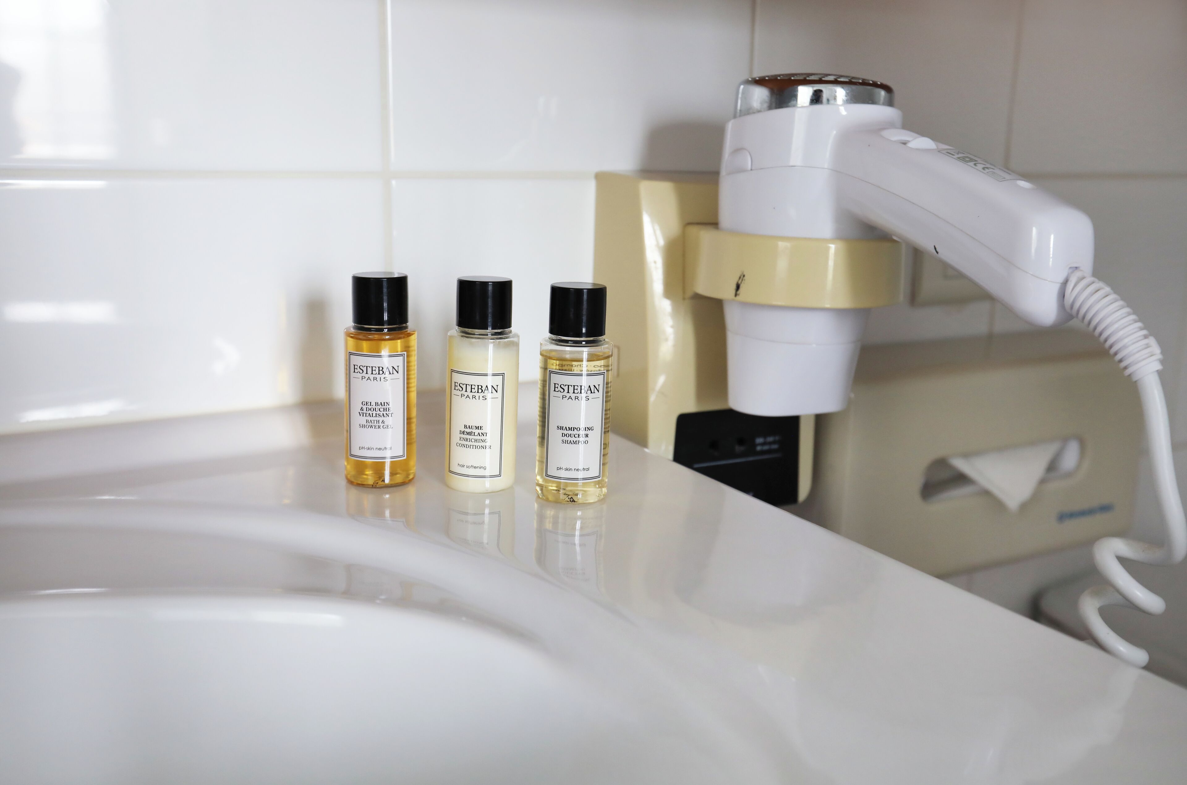 standard room | bathroom | combined shower/bathtub, free toiletries, hair dryer, bathrobes