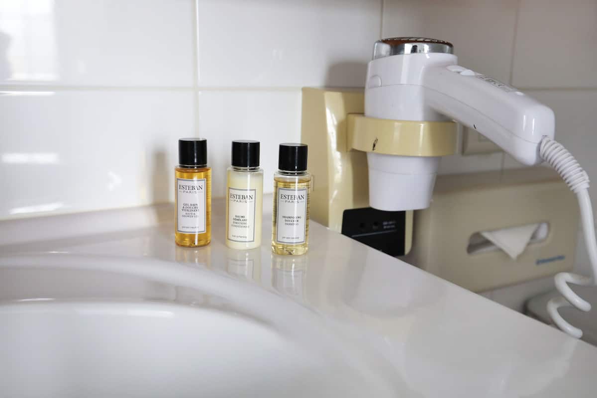standard room | bathroom | combined shower/bathtub, free toiletries, hair dryer, bathrobes