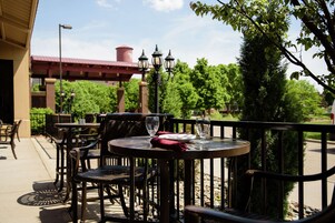 Dinner served, American cuisine