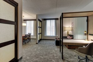 Safe på rommet, strykejern/-brett og barnesenger (inkludert)