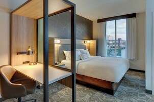 Caja fuerte, tabla de planchar con plancha, cunas gratuitas