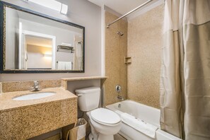 Combined shower/bathtub, towels