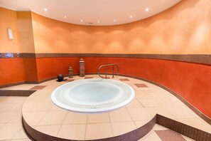 Indoor pool, pool loungers