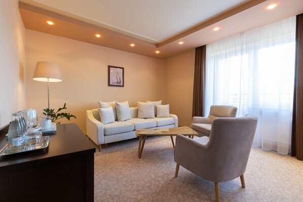 Minibar, in-room safe, desk, free WiFi