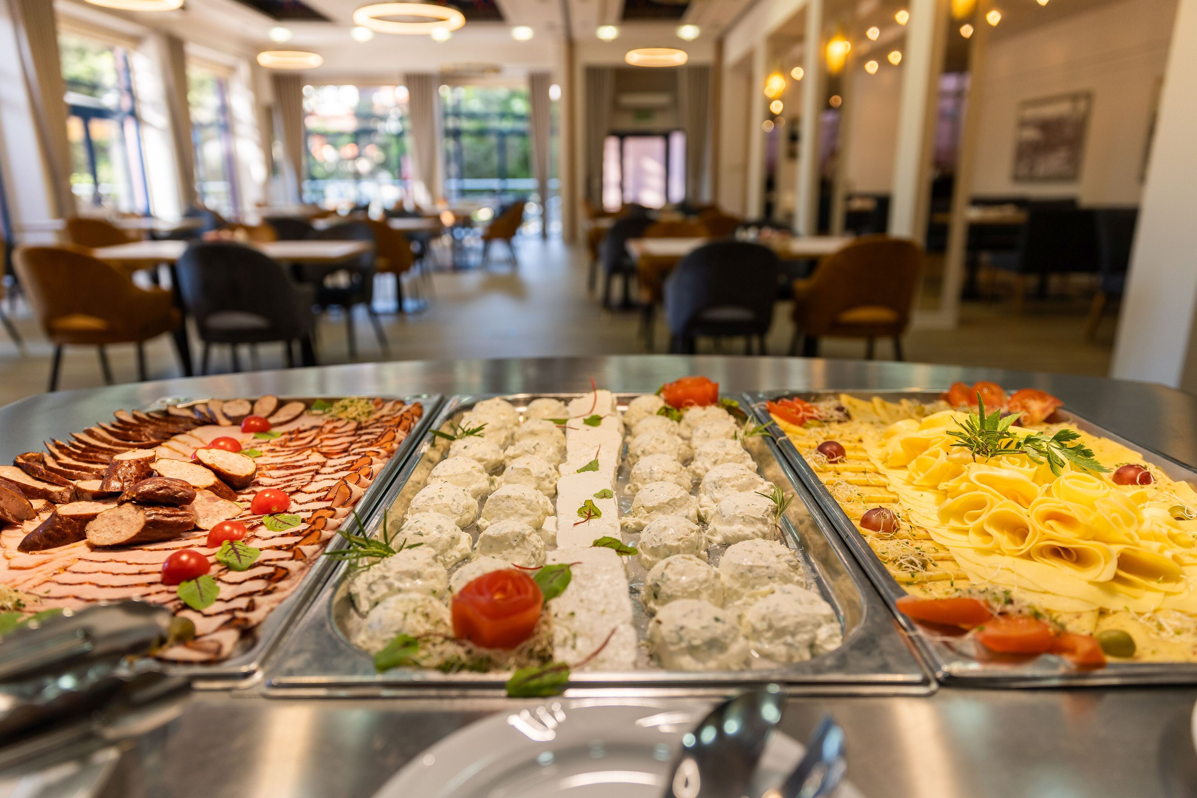 朝食 (ビュッフェ)、毎日提供 (無料)