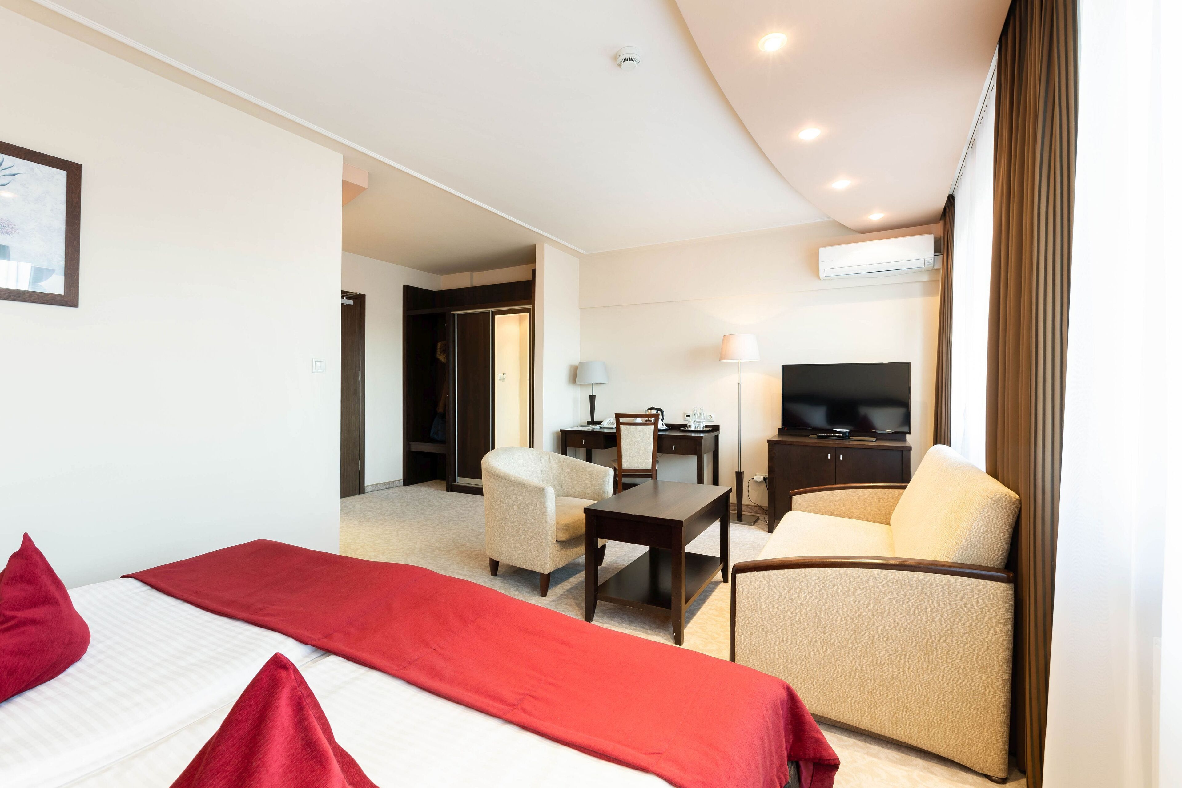 superior double room | minibar, in-room safe, desk, free wifi