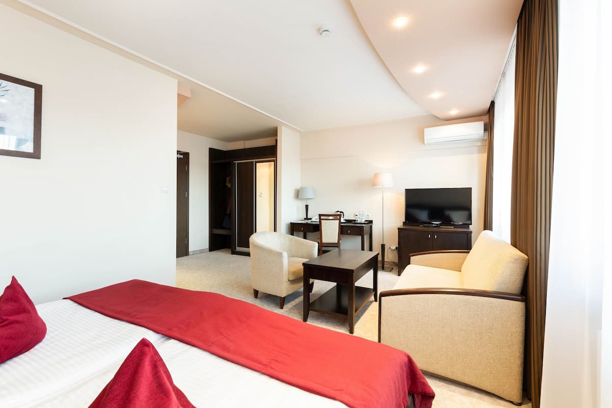 superior double room | minibar, in-room safe, desk, free wifi