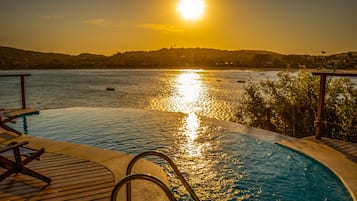 Suíte Insolito with Pool | 2 Schlafzimmer, Minibar, Zimmersafe, individuell dekoriert