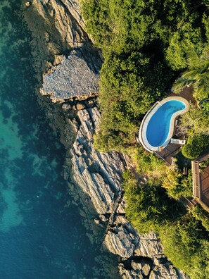 2 outdoor pools, sun loungers
