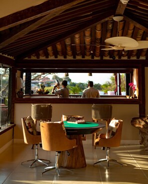Bar en bord de piscine
