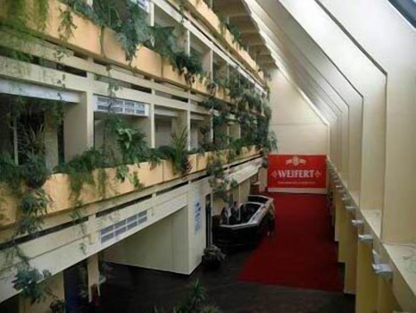 المنشأة من الداخل