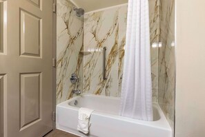 Articles de toilette gratuits, sèche-cheveux, serviettes fournies