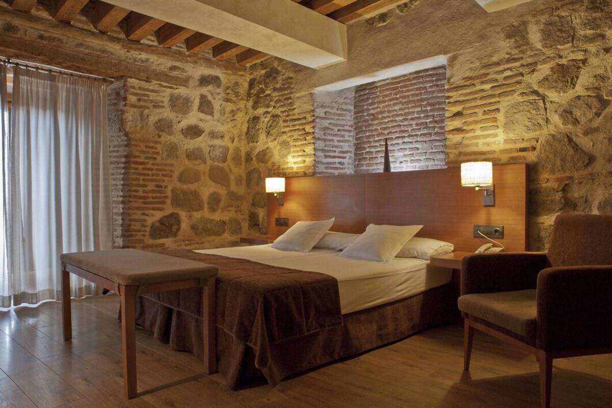 superior double room | 1 bedroom, individually decorated, individually furnished, desk